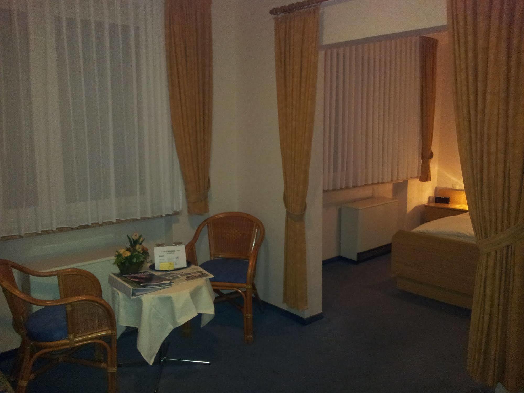 Hotel Zur Winzergenossenschaft Ernst Exterior photo